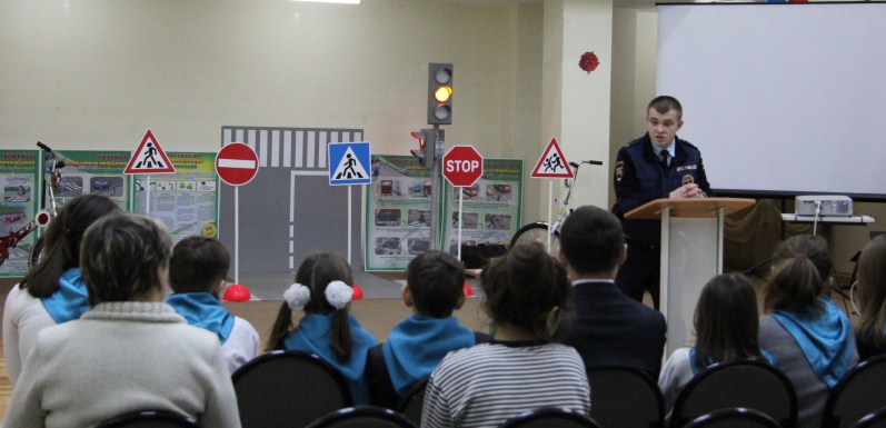 Школьники представили Детскую декларацию дорожного движения. Фото: пресс-служба Управления УВД по ТиНАО