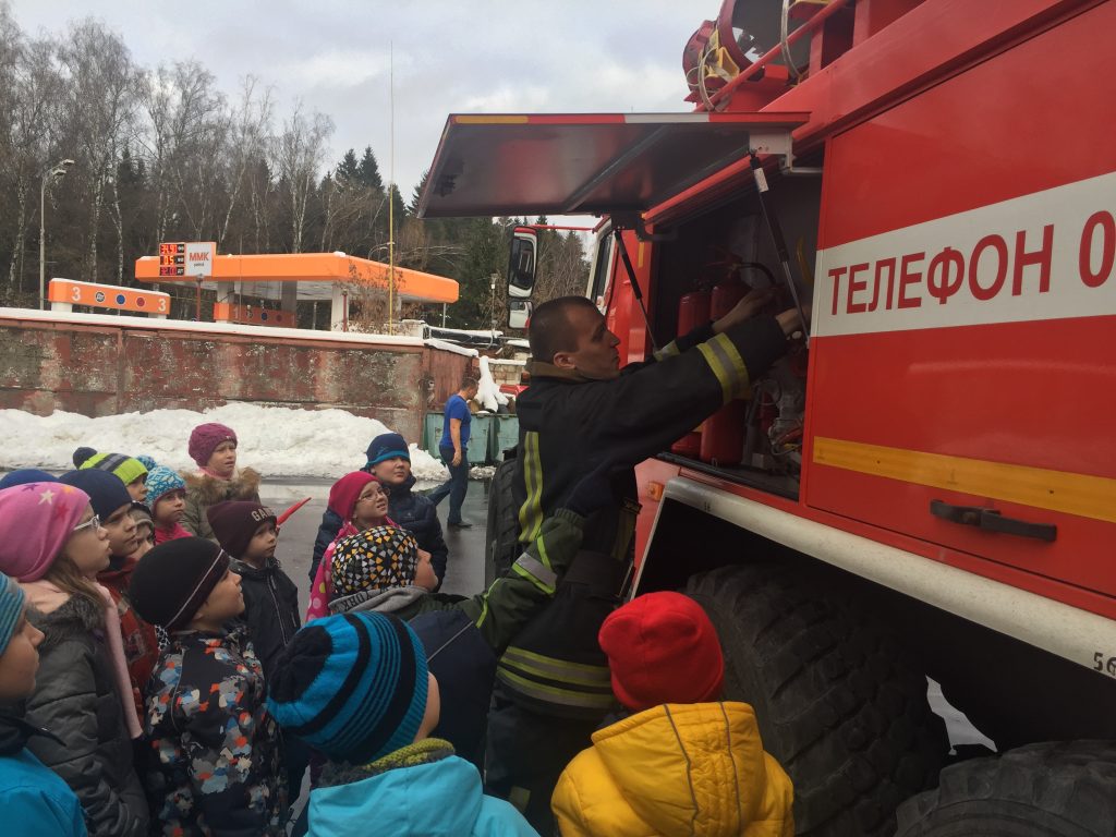 Спасатели из Троицка провели экскурс в историю пожарной охраны для школьников