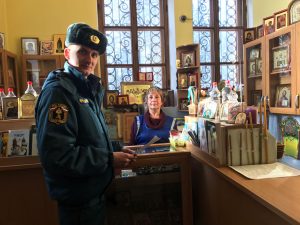 Сотрудники МЧС проведут инструктаж для священнослужителей и работников церкви. Фото: пресс-служба Управления МЧС по ТиНАО