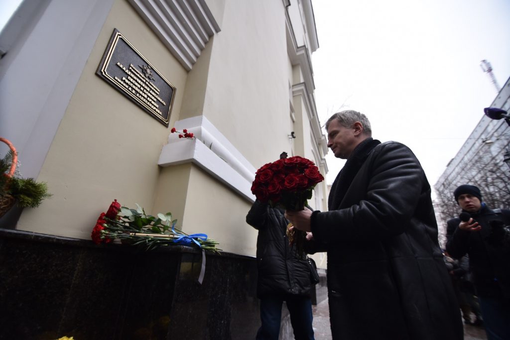 Москвичи принесли цветы к резиденции ансамбля Александрова