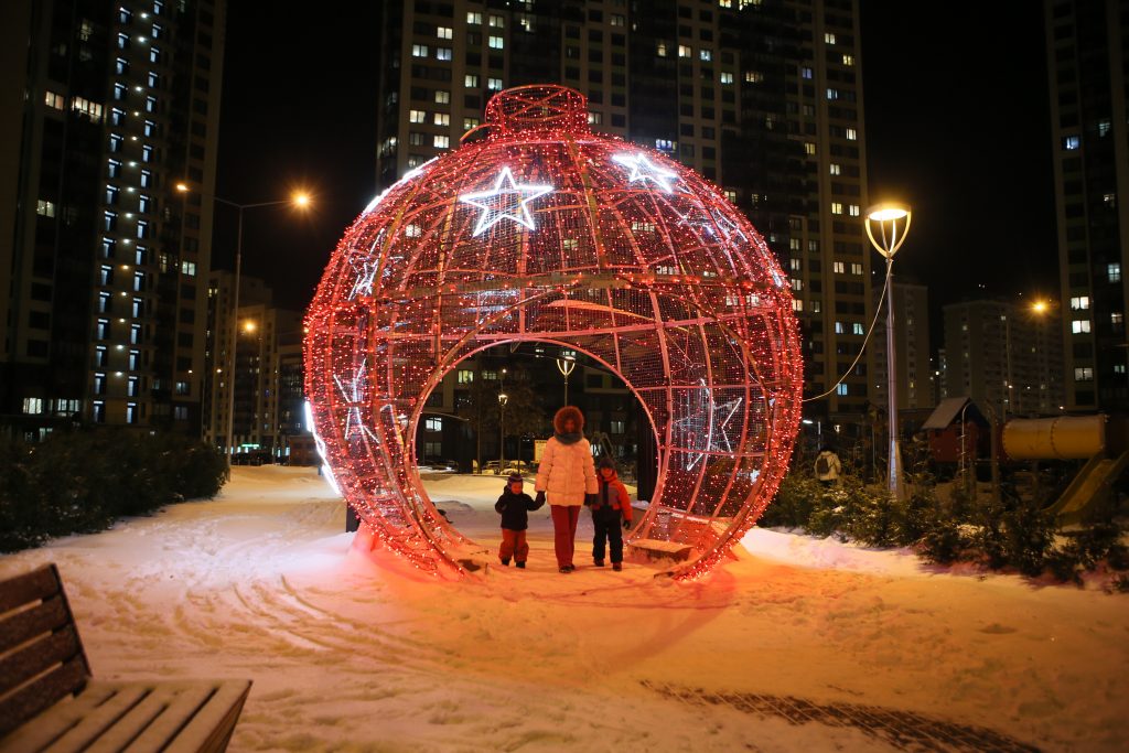 В микрорайоне «Переделкино Ближнее» поселения  Внуковское установили новогодний шар диаметром 4 метра.