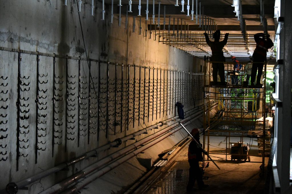 Стереоэффектом дождя украсят колонны на станции метро 