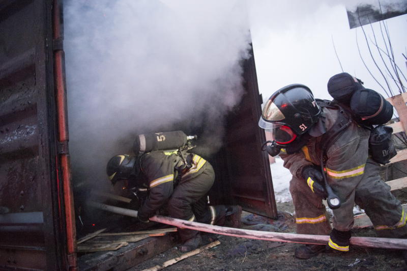 Пять человек вытащили пожарные из горящей картиры на юге Москвы