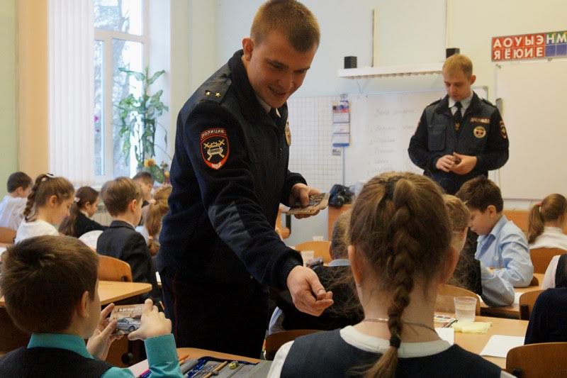 Дети сотрудника полиции в школу