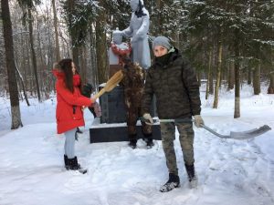 воспитанники школы посетили поселение Михайлово-Ярцевское, где почтили память павших на полях сражений воинов, у обелиска Скорбящей матери. Фото: Владимир Сергеев