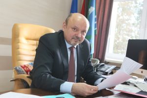 17 января 2017 года. Троицк. Глава администрации городского округа Троицк Владимир Дудочкин всегда следит за открытиями, сделанными в наукограде