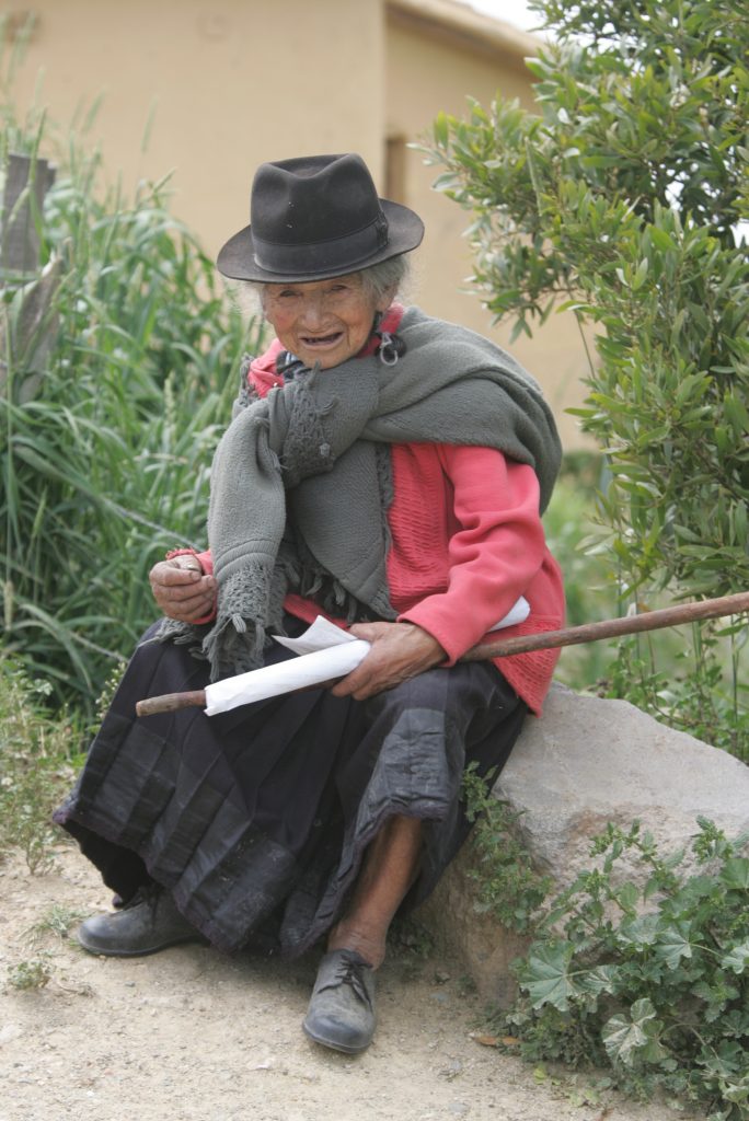 Октябрь 2005 года. Эквадор. Первая модель, которой пришлось заплатить за съемку. Индианка просит милостыню на развалинах древней крепости майя. Фото: Виктор Хабаров