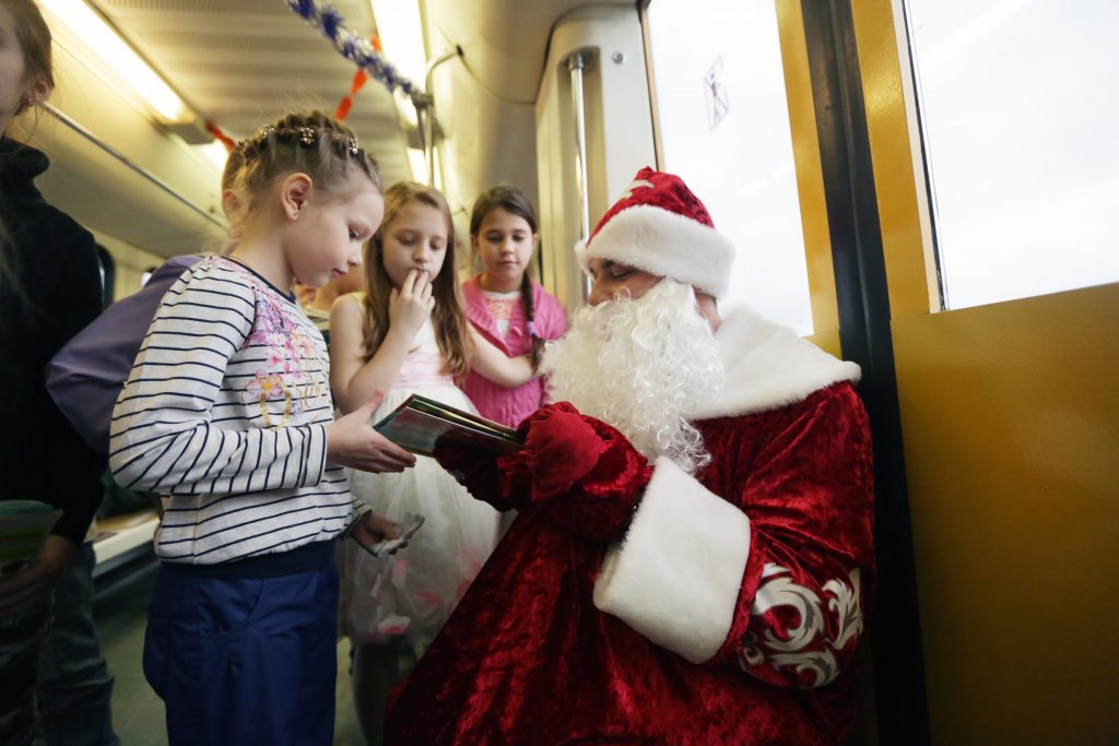 Дед Мороз забыл в метро посох, медведя и ламповый телевизор