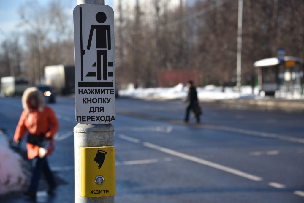 Пешеходный переход строили в рамках программы реконструкции Калужского шоссе. Фото: архив, "Вечерняя Москва"