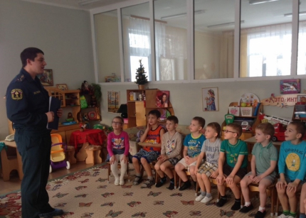 Игрушечная машина помогла дошколятам из Новофедоровского познакомиться с работой пожарных