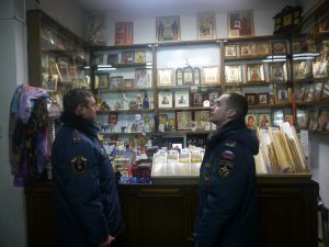 С сотрудниками храмов и церквей спасатели провели инструктаж по пожарной безопасности. Фото: пресс-служба Управления МЧС по ТиНАО