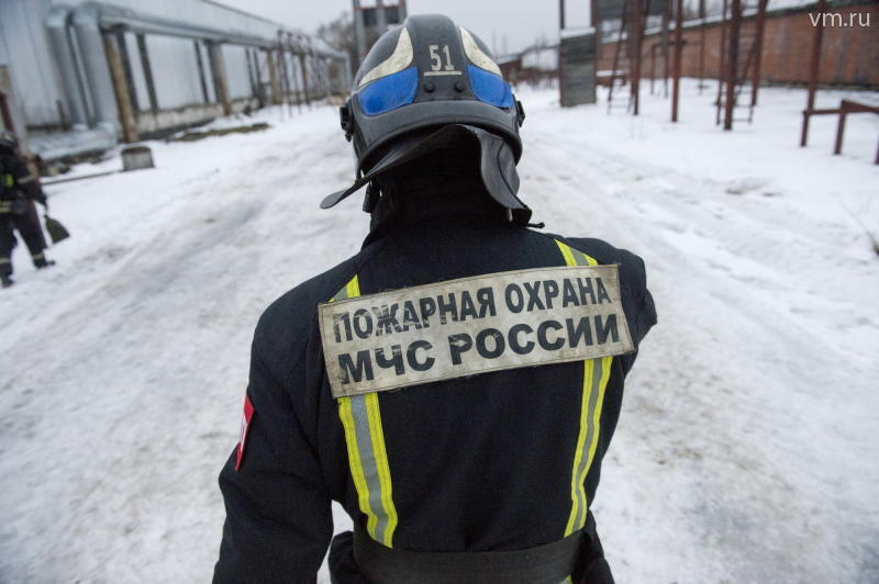 Сотрудники МЧС спасли людей из горящего здания на Мосфильмовской