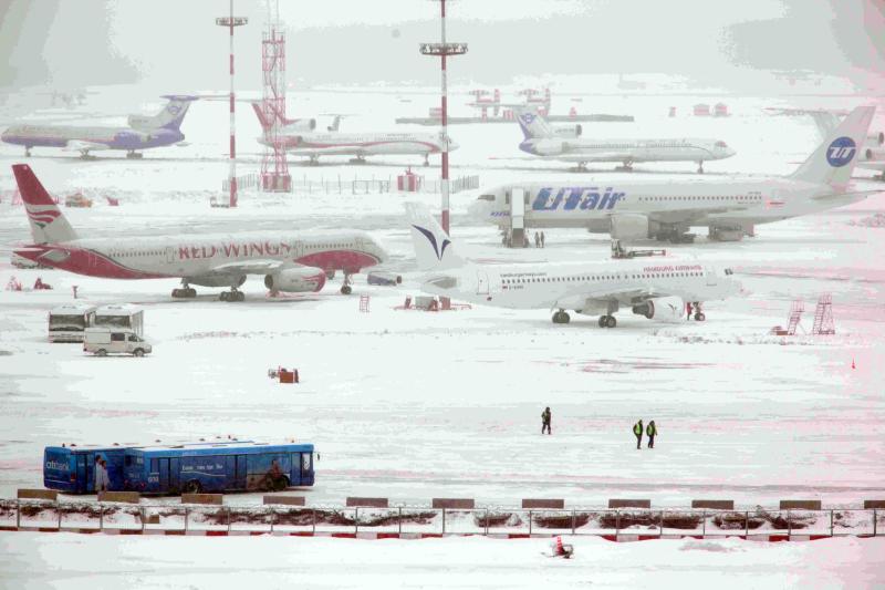Десятки авиарейсов отменили в столичных аэропортах