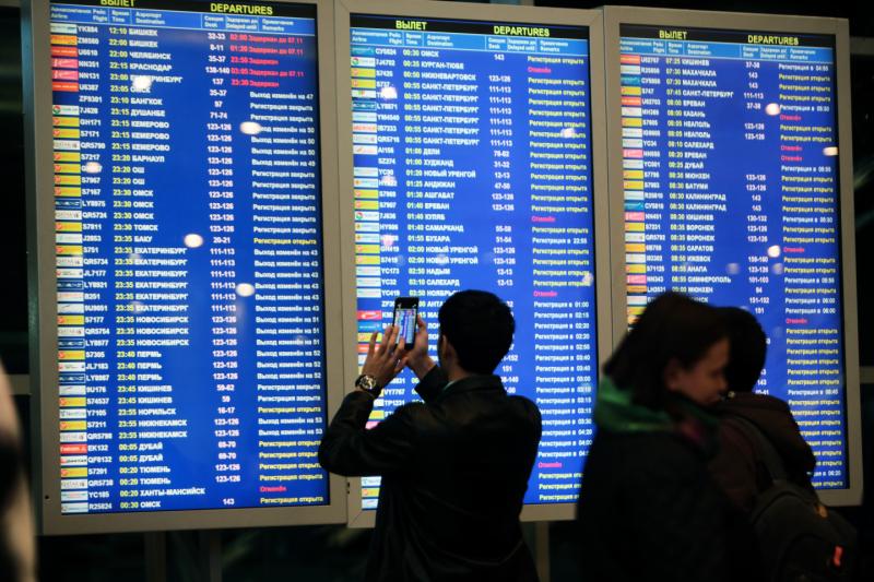 Десятки авиарейсов задержаны в аэропортах города