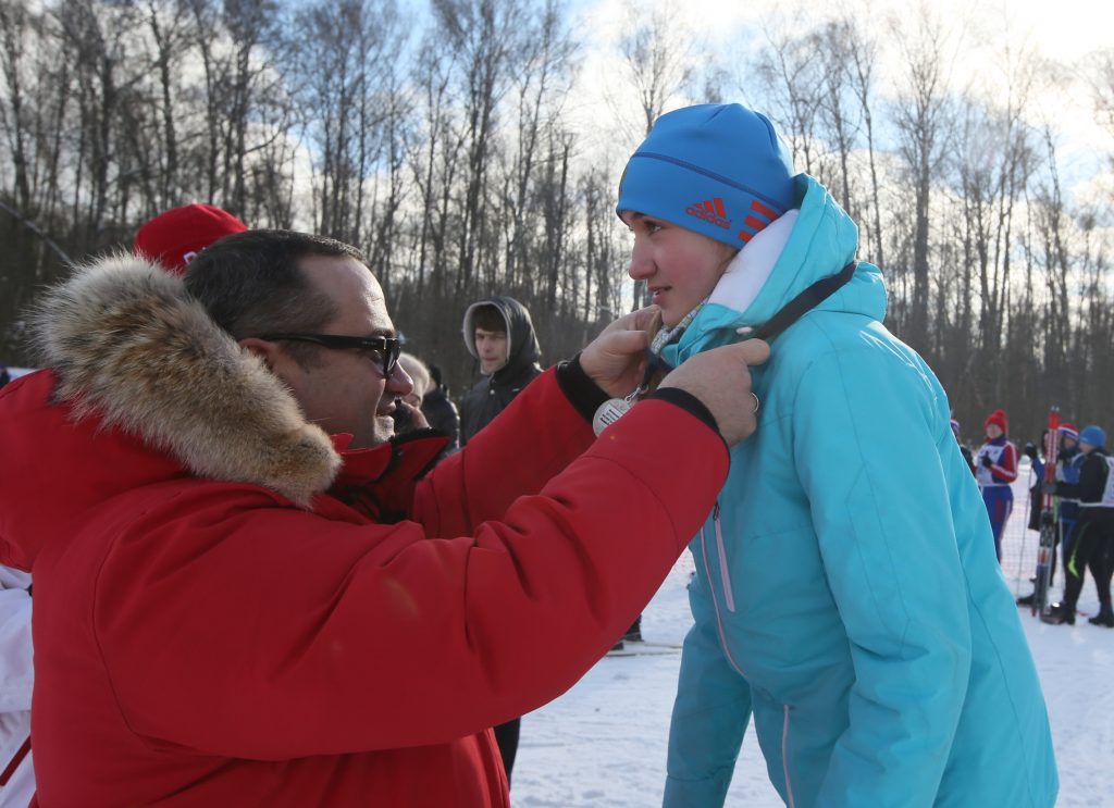 Префект ТиНАО Дмитрий Набокин награждает одного из победителей гонки. Фото: Виктор Хабаров
