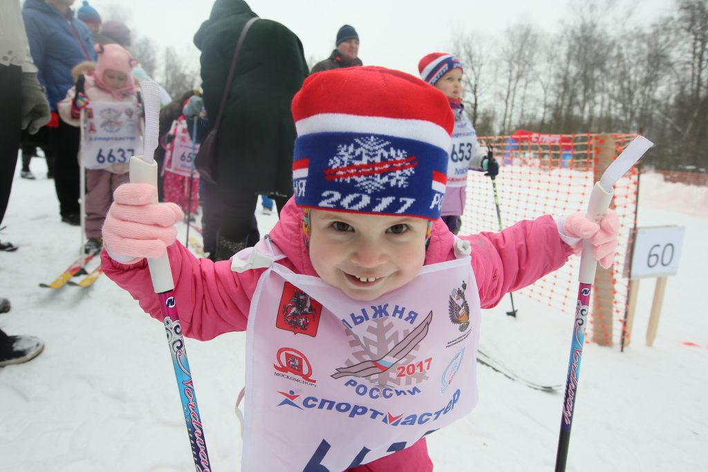 Маленькая, но какая настойчивая. Трехлетняя Ева Токарева приняла участие в своих первых лыжных соревнованиях в Вороновском. Фото: Виктор Хабаров