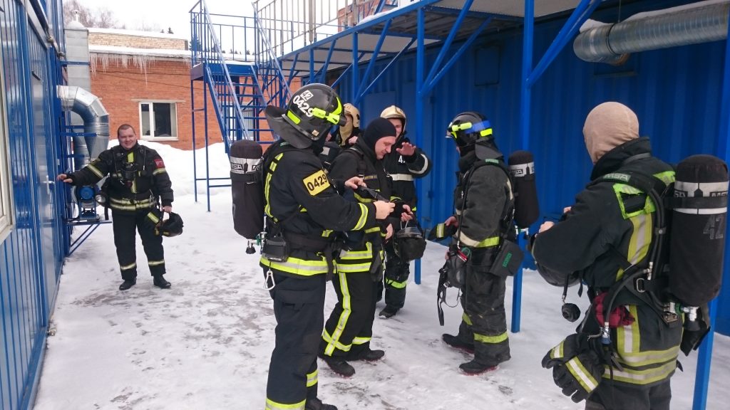 Тренировки в непригодной для дыхания среде провели пожарные Коммунарки