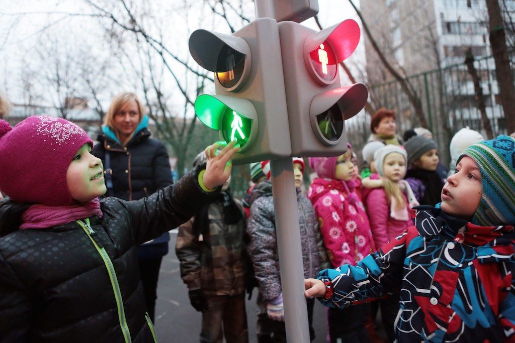 Профилактическое мероприятие «Маленький пешеход» провели госавтоинспекторы на дорогах в Новой Москве. Фото: архив, "Вечерняя Москва"