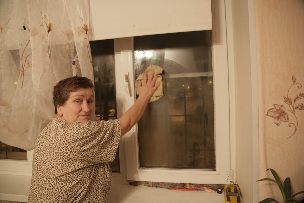 Тамара Моисеева показывает, насколько запотевают окна в квартире. Фото: Сергей Шахиджанян