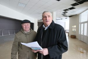 1 февраля 2017 года. Киевский. Слева направо: общественный советник поселения Александр Матвейчук и директор достраивающегося культурного центра «Киевский» Евгений Медведев. Фото: Виктор Хабаров