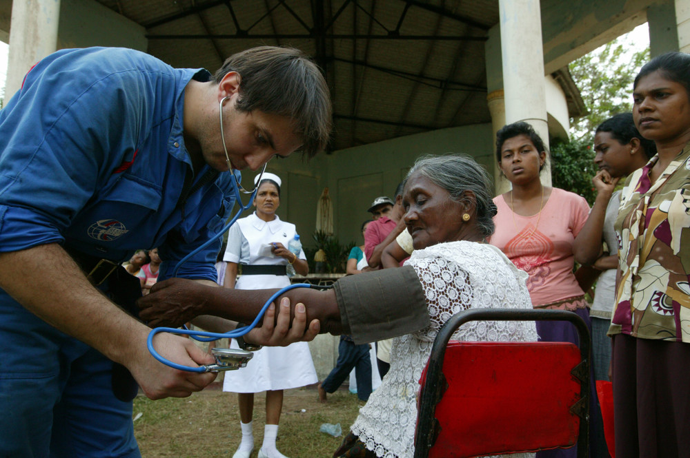 Январь 2005 года. Шри-Ланка. Пока сотрудники МЧС ликвидиру- ют последствия цунами, врачи осматривают пострадавших от стихии. Фото: Владимир Смоляков