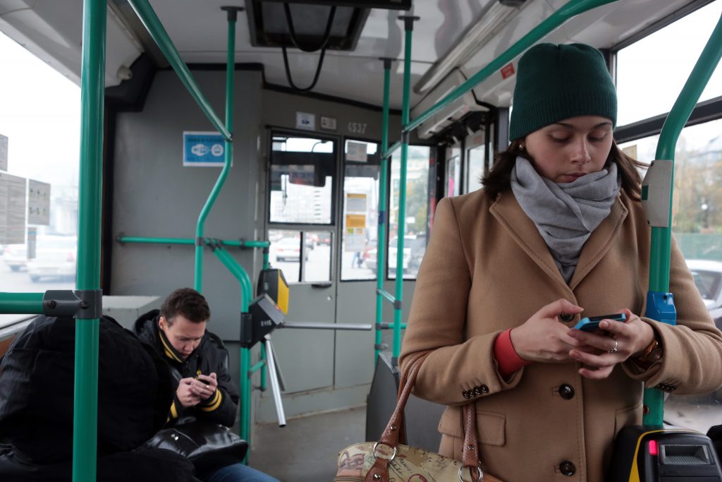 Поездку на частных автобусах Москвы теперь можно оплатить смартфоном