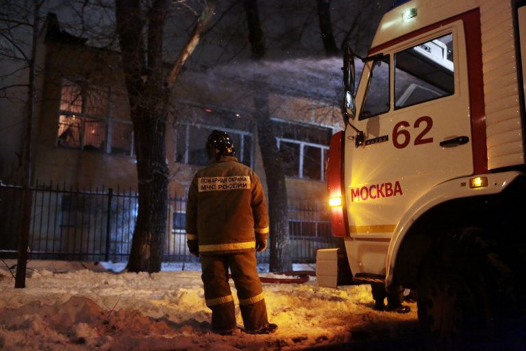 Спасатель погиб при тушении пожара в жилом доме