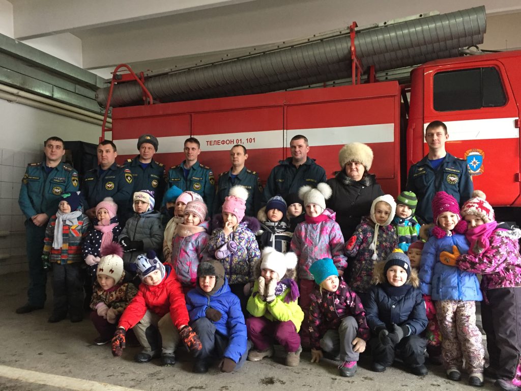 Пожарные познакомили ребят с историей пожарной охраны России.