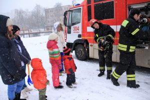 Пожарные 304 пожарно-спасательного отряда продемонстрировали отдыхающим с детьми пожарную технику, спасательное оборудование, экипировку. Фото: пресс-служба Управления МЧС по ТиНАО