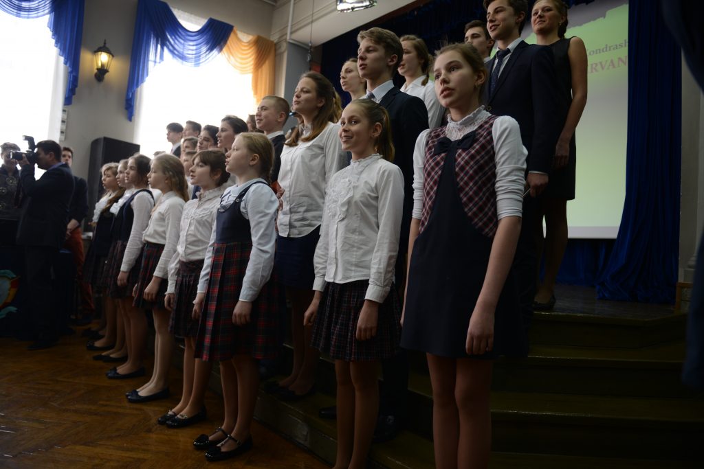 Концерт в актовом зале школы состоялся концерт в честь 85-летия. Фото: Ирина Сапрыкина