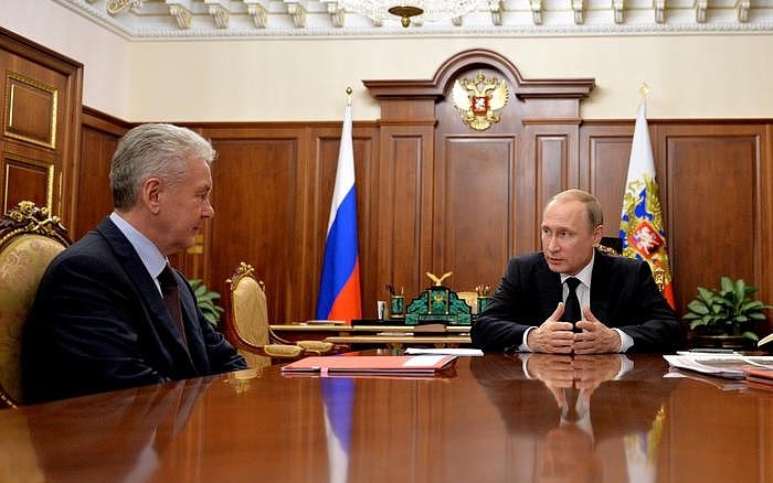 «Я знаю настроение москвичей»: Путин поручил Собянину снести «хрущевки»