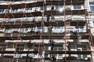 Часть конструкции обрушилась на соседний дом. Фото: "Вечерняя Москва"