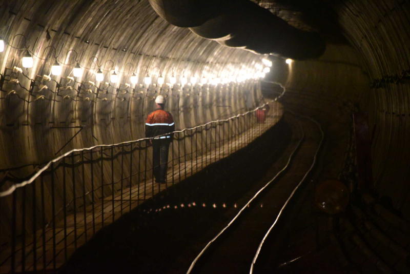 Монтаж рельсов начали в правом тоннеле между «Рассказовкой» и «Новопеределкино». Фото: Антон Гердо, "Вечерняя Москва"