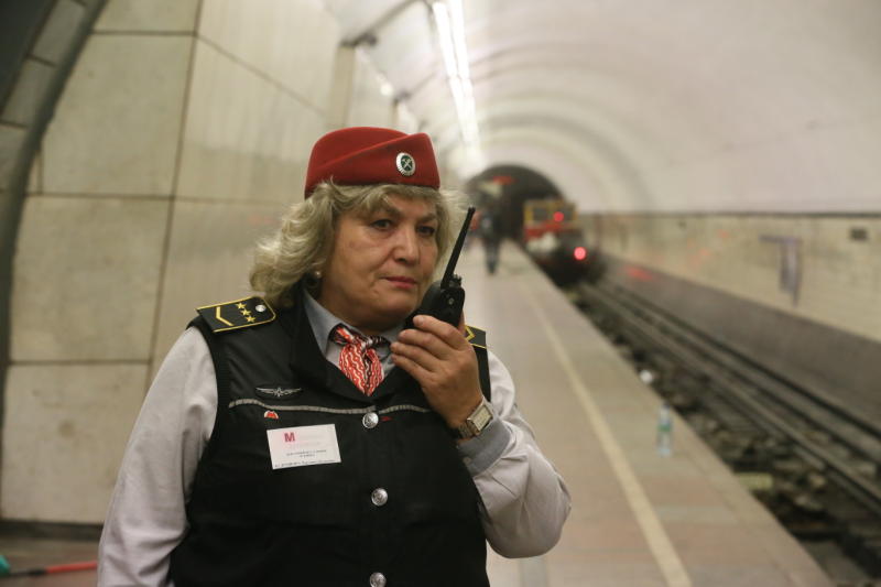 Пенсионерка упала на рельсы в метро Москвы