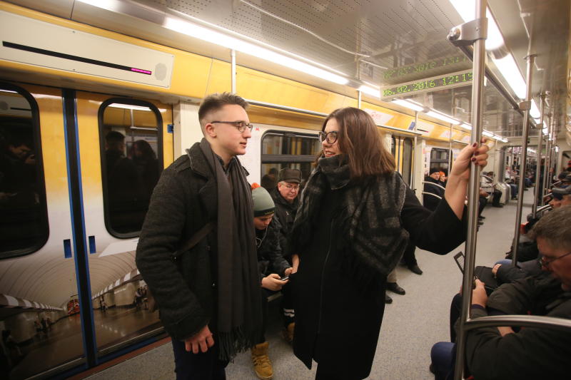 Москвичей просят снимать рюкзаки в метро
