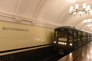 Злоумышленник поджидал пассажиров у дверей метро. Фото: "Вечерняя Москва"