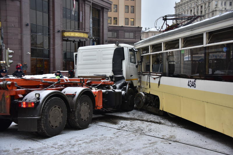 Грузовик столкнулся с трамваем в центре Москвы