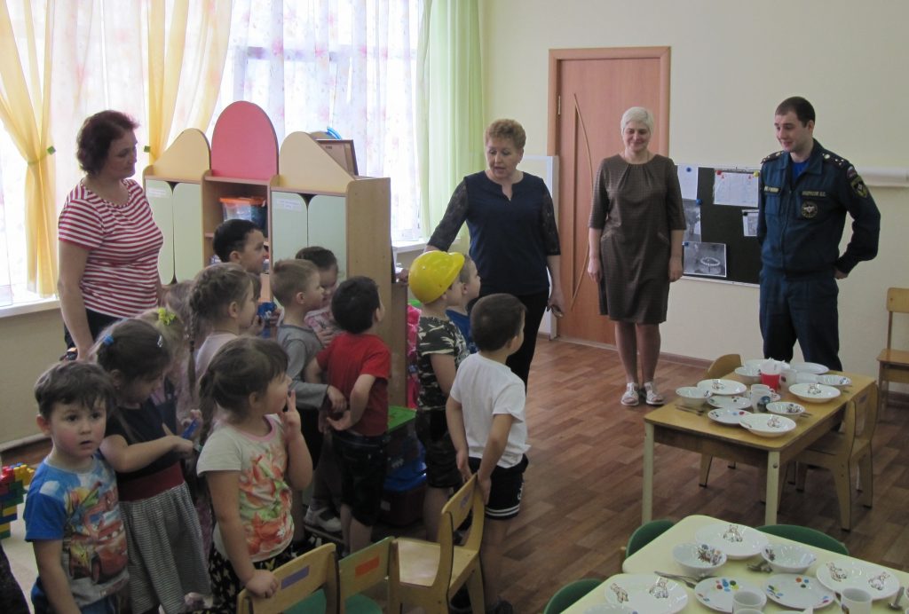 Ученики Роговской школы поздравили спасателей с наступающими праздниками