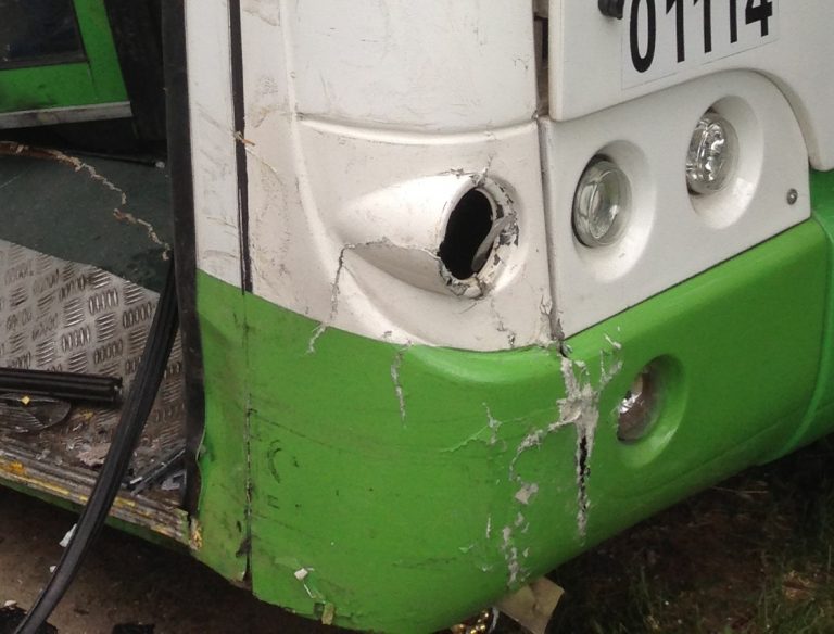 Рейсовый автобус снес ограждение на севере Москвы