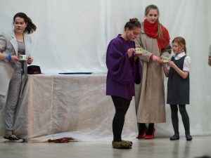  Актрисы (слева направо) Алена Сичкарь, Вика Степанова и Оля Намятова из студии «Восхождение» 