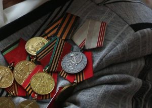 Полиция задержала в Москве мужчину за попытку продать медали своей бабушки