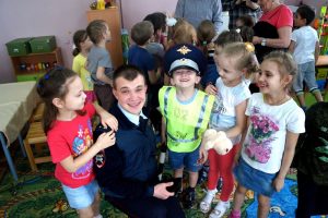 Сотрудники ДПС посетили детский сад "Василек". Фото: пресс-служба УВД по ТиНАО