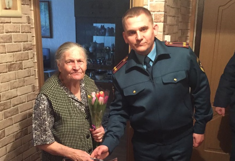 Спасатели поздравили женщин-ветеранов с 8 марта