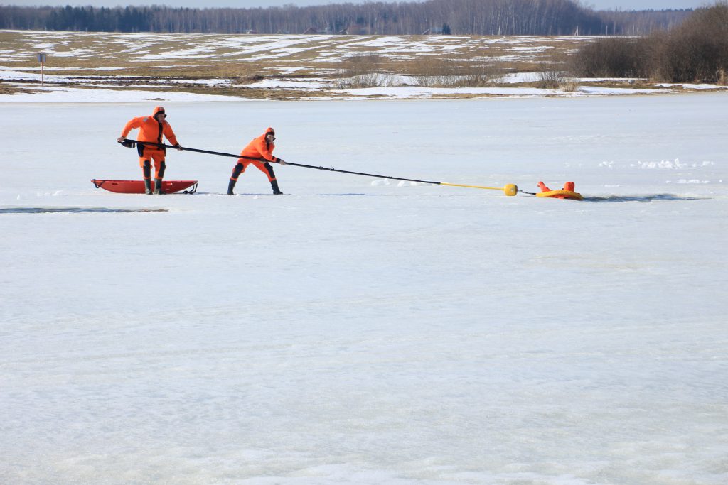 Московские спасатели вытащили из ледяной воды троих мужчин и двоих подростков