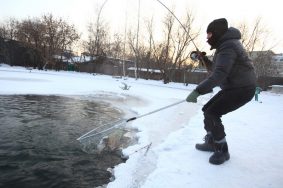 Провалившегося под лед рыбака спасли на западе Москвы