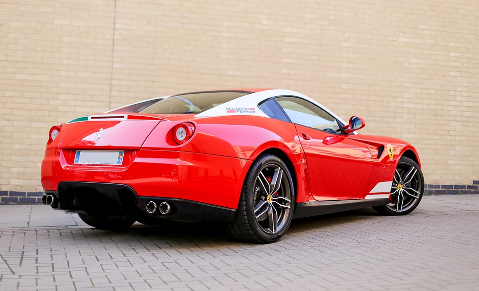 Сотрудниц банка задержали за покупку Ferrari на украденные деньги