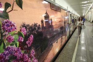 Поезд «Акварель» с новой экспозицией запустили на «синей» ветке метро. Фото: Петр Болховитинов, "Вечерняя Москва"