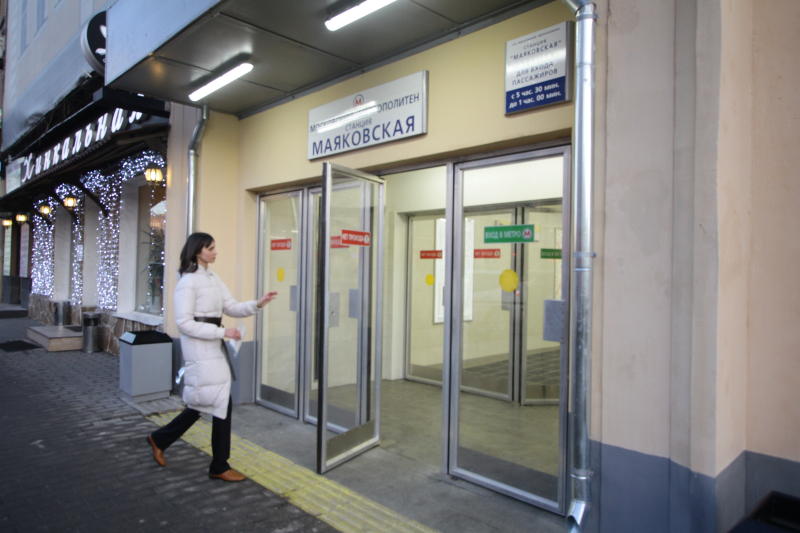 Пассажиров метро попросят придерживать входные двери вестибюлей