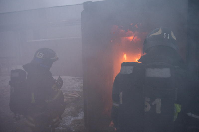 Спасатели потушили пожар в приюте для собак на севере Москвы