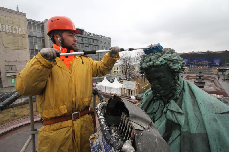 Памятник Пушкину в Москве закрыли на реставрацию
